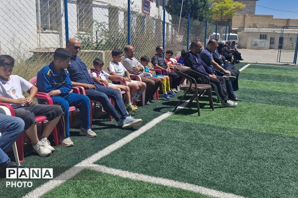  پیوندِ نسل‌ها در زمین فوتبال مدرسه باقرالعلوم فیروزکوه
