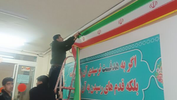 آماده‌سازی فضای دبیرستان شاهد ابوذر برای جشن‌های دهه فجر 