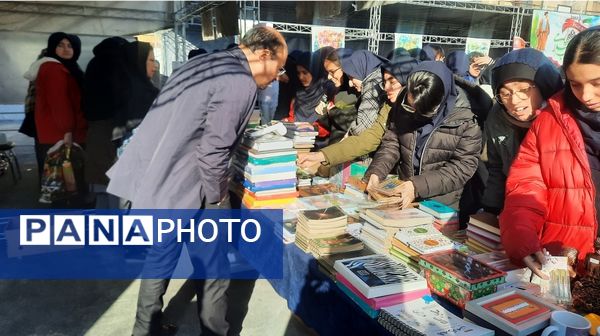 اولین نمایشگاه ماها در دبیرستان فرزانگان ۲ دوره دوم ناحیه ۷ مشهد