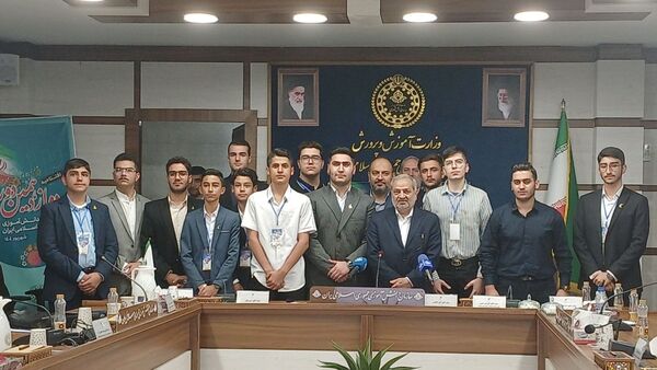 دانش‌آموزان در مسیر ساخت ایران