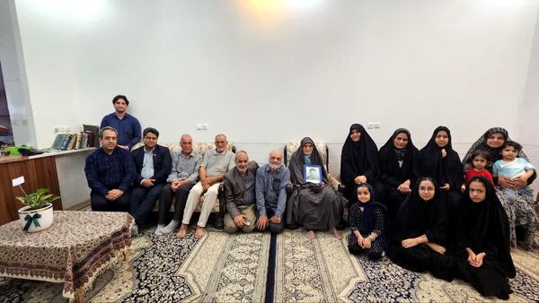ادای احترام خبرنگاران پانا به مقام شهید جلال اقبال در چهل وششمین دیدار با خانواده شهدا