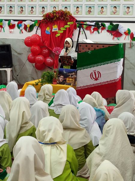 جشن انقلاب در دبستان شکوفه‌های انقلاب