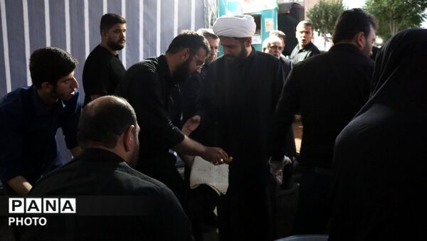 موکب آموزش و پرورش درحال خدمت‌رسانی به زائران مراسم تشییع  رهبر شهید انقلاب