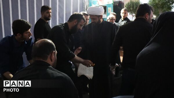 موکب آموزش و پرورش درحال خدمت‌رسانی به زائران مراسم تشییع  رهبر شهید انقلاب