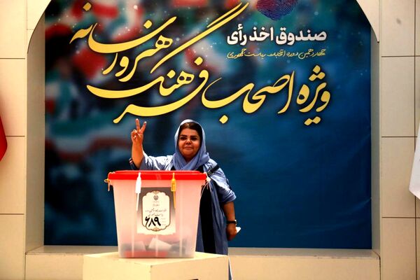 حماسه رأی اولی‌ها در کنار هنرمندان و اصحاب رسانه 