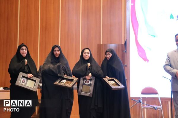 تجلیل از معلمان نمونه  در گناباد 