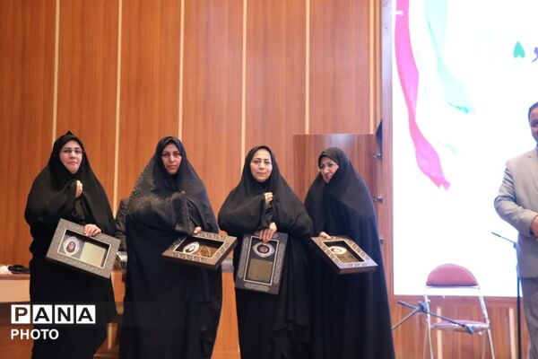 تجلیل از معلمان نمونه  در گناباد 
