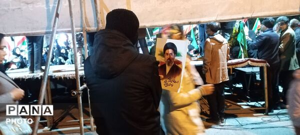 راهپیمایی گسترده مردم نیشابور در احتماع شبانه
