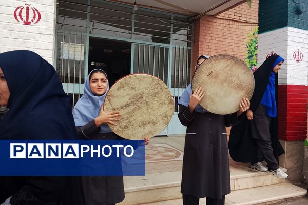 طنین شادی دانش آموزان در برپایی جشن به مناسبت سالروز ولادت امام زمان (عج)