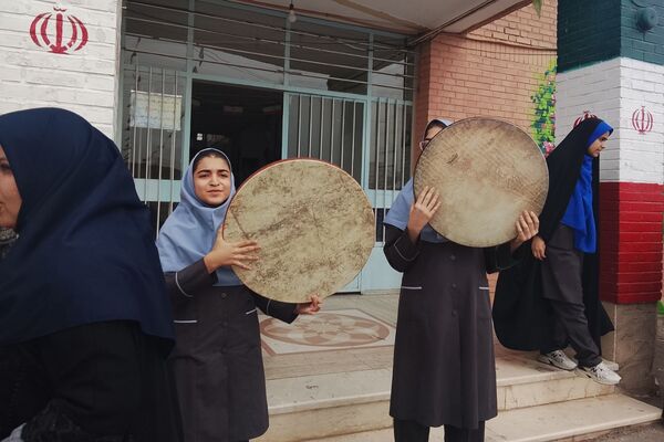 طنین شادی دانش آموزان در برپایی جشن به مناسبت سالروز ولادت امام زمان (عج)