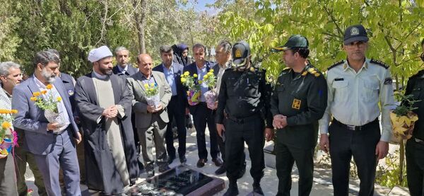 غبارروبی مزار شهدا به‌مناسبت هفته دفاع مقدس در نورآباد 