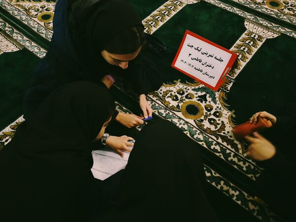 برگزاری ویژه برنامه هفته کتاب و کتابخوانی در دبیرستان دخترانه فاطمیه