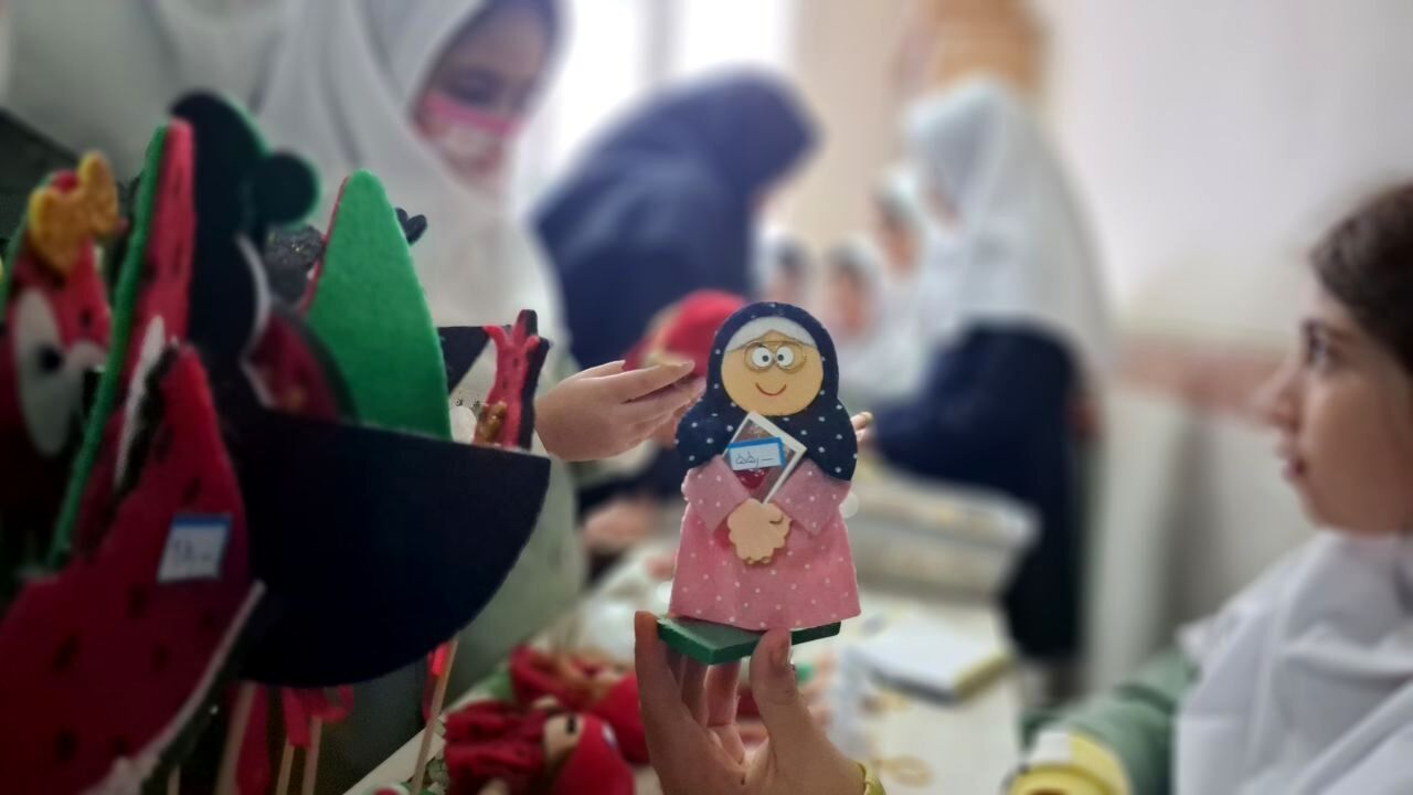 بازارچه مادر دختری با دست‌سازه‌های دانش‌آموزی 