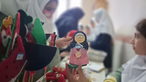 بازارچه مادر دختری با دست‌سازه‌های دانش‌آموزی 