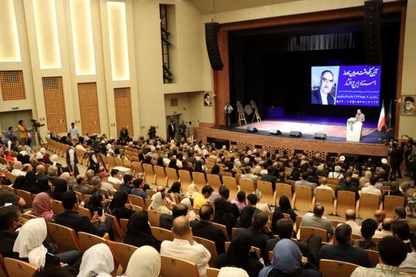 سند هویتی استاد ایرج افشار در یزد رونمایی شد