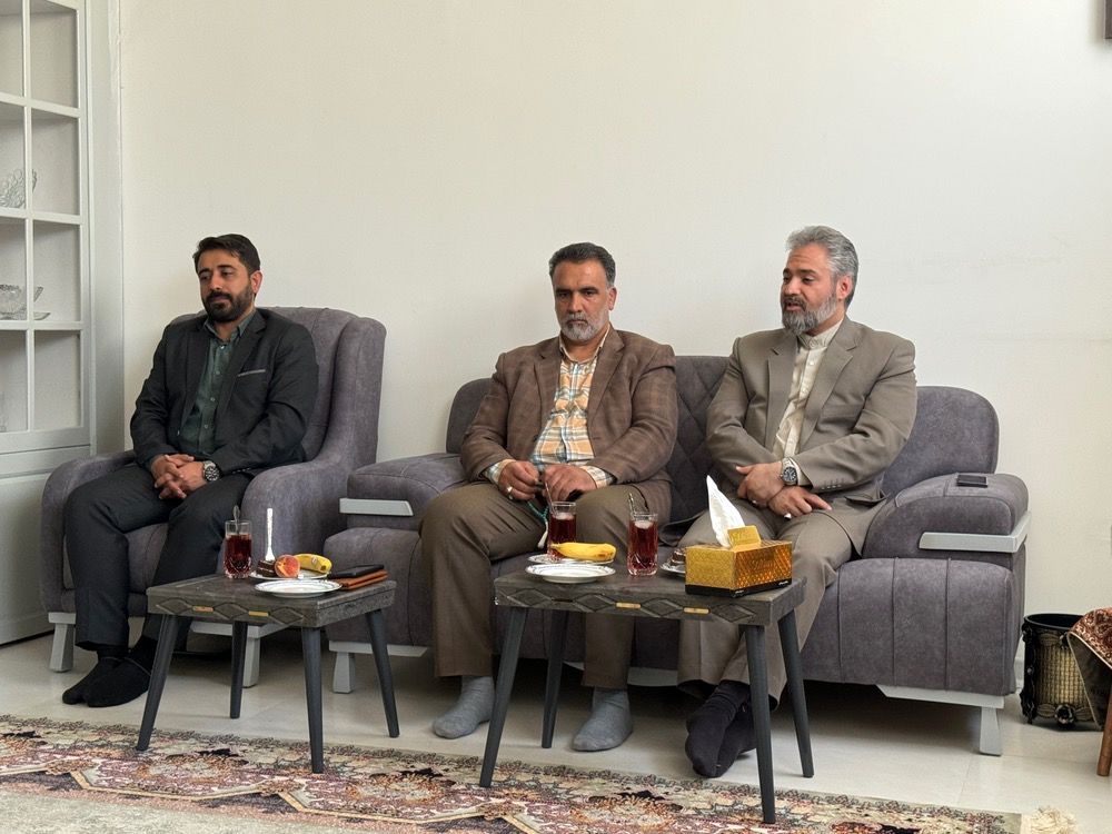 هر مدرسه یک یادواره شهید برگزار کند