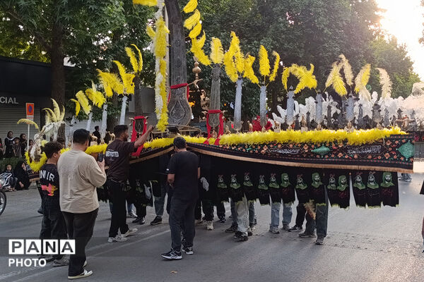 آیین باشکوه علم‌گردانی در غروب عاشورا 