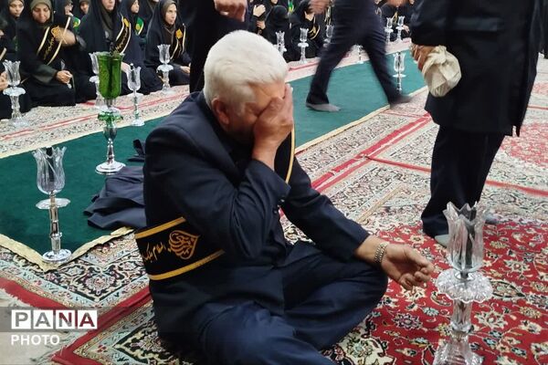 آیین لاله‌گردانی در شام غریبان امام رضا(ع)