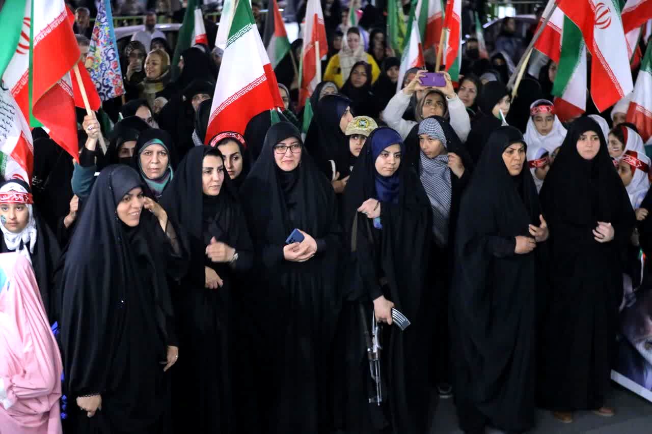 شکوه حضور دختران ساوجبلاغ در جشن دهه کرامت 