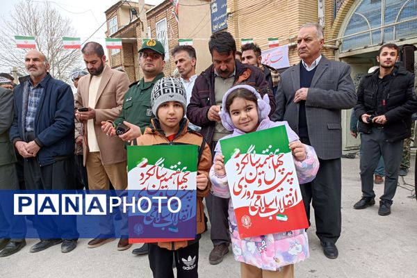 دانش‌آموزان دالاهو در راهپیمایی ۲۲ بهمن غوغا کردند