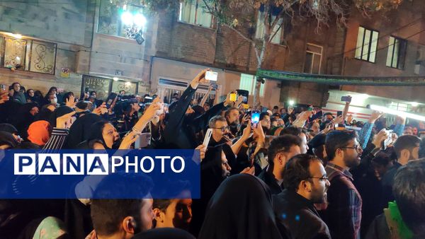 اجتماع مردم مشهدی مقابل خانه مادر شهید جمهور جهت ابراز همدردی