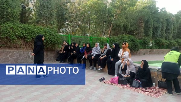 آموزش میدانی چادر زنی و حمل مصدوم برای شهروندان در پارک صادقیه مشهد  
