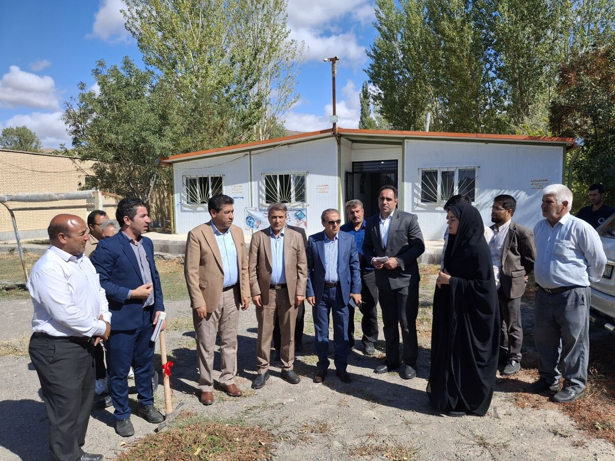 کلنگ‌زنی زمین چمن مصنوعی در مدرسه شهید یاغچیان روستای سار
