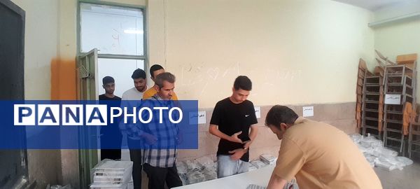 توزیع کتاب درسی دانش‌آموزان دبیرستان شهدای انقلاب اسلامی ناحیه 3 کرج