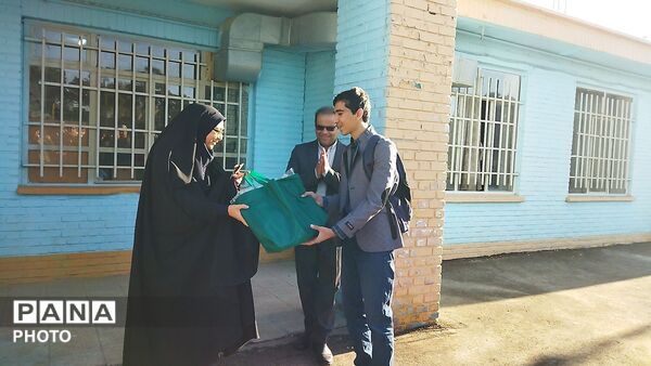 حضور رئیس پژوهش سرای سینا مسیح آبادی نیشابور در دبیرستان شاهد ابوذر غفاری نیشابور 