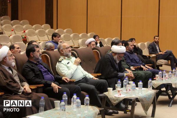 رونمایی از نخستین جلد دانشنامه دفاع مقدس استان قم