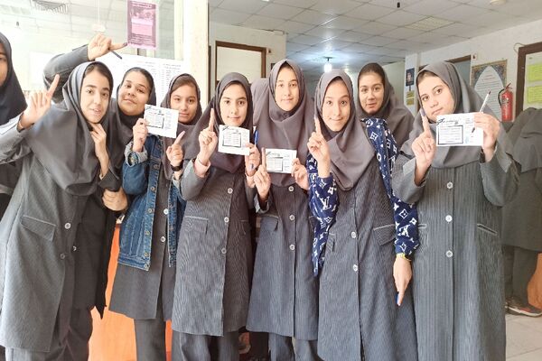 حضور پر شور دانش‌آموزان در انتخابات شورای دانش‌آموزی دبیرستان دخترانه ۱۳ آبان