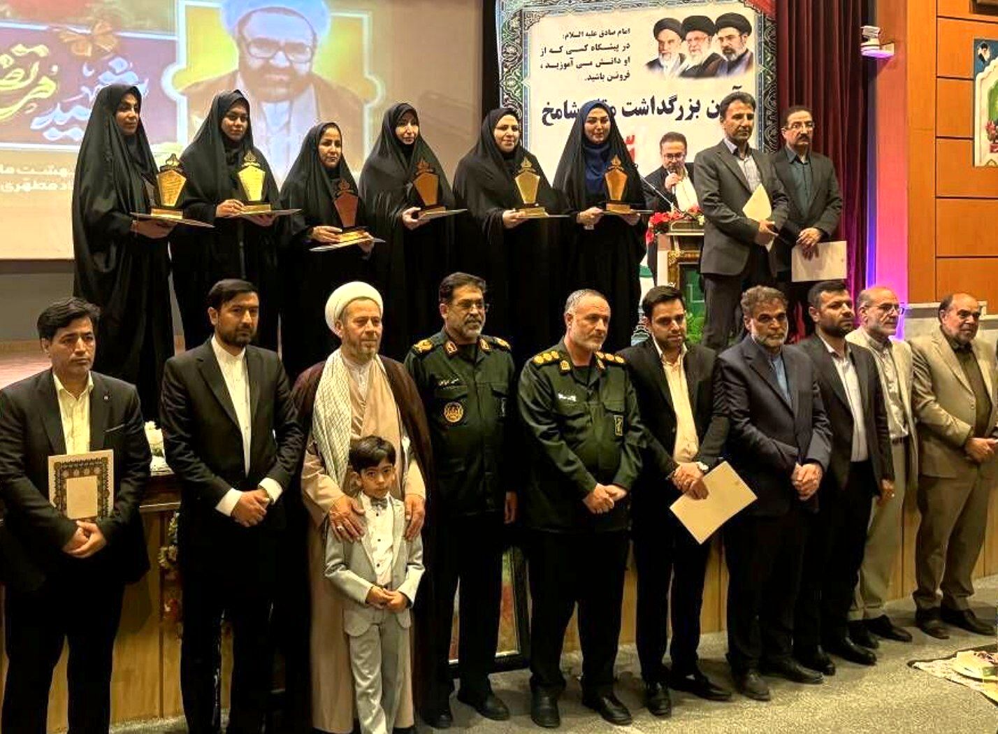 تقدیر از معلمان برتر و بازنشستگان نمونه به مناسبت هفته معلم