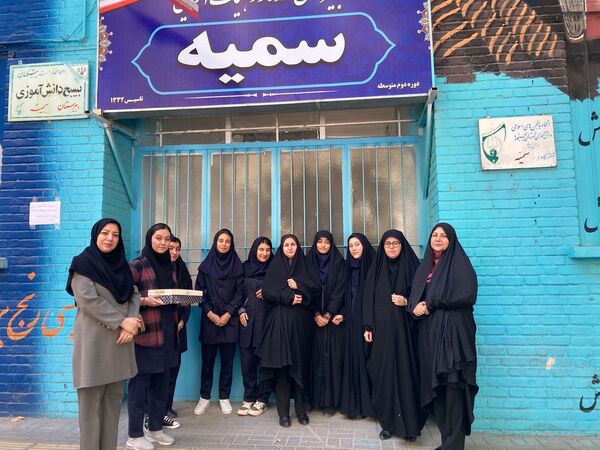 بازدید دانش‌آموزان دبیرستان سمیه از کلانتری ۱۱ بجنورد به مناسبت هفته نیروی انتظامی 