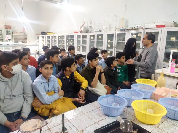 بازدید دانش‌آموزان دبیرستان نمونه دانش از پژوهشسرای رازی
