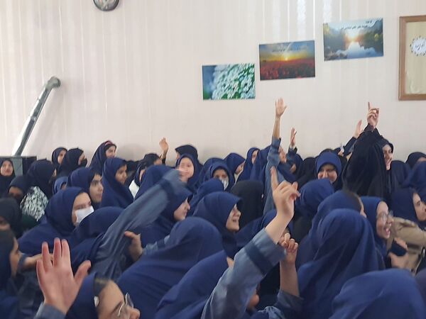 روز شاد و خاطره‌انگیز دانش‌آموزان در دبیرستان شاهد تکتم