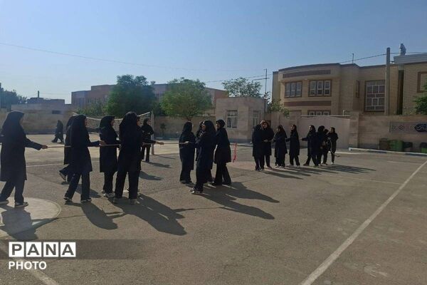 مسابقات ورزشی «جام مهر ایران» در دبیرستان نمونه امیرالمومنین با محوریت نشاط و سلامت دانش‌ آموزان