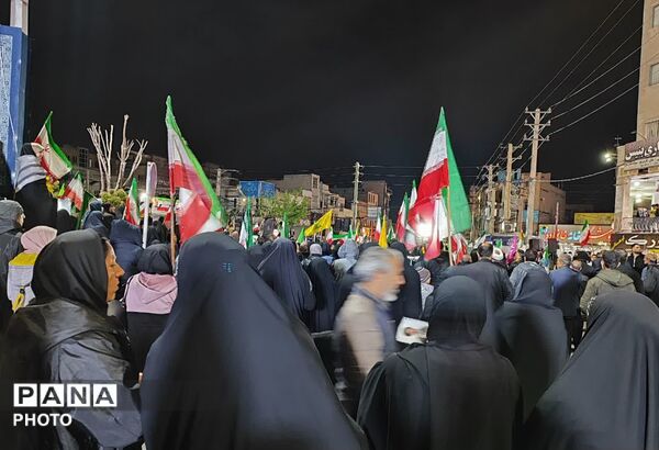  مردم میدان را پرقدرت حفظ کردند