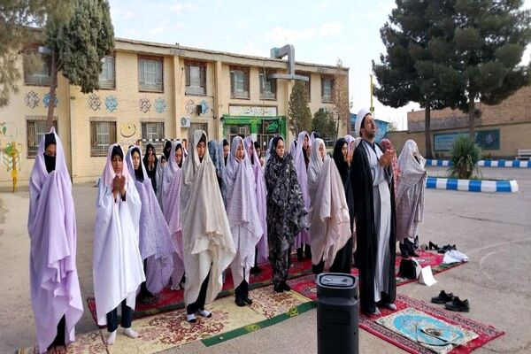 اقامه نماز باران در دبیرستان شهید مجید دهنوی نیشابور 