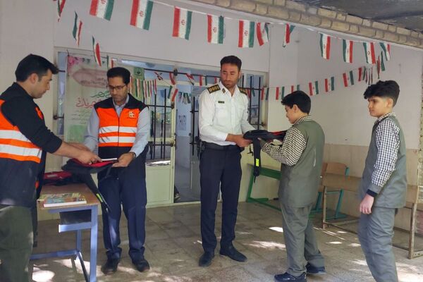 هدایای فرهنگی هفته پدافند غیرعامل به مدارس روستایی فیروزکوه رسید