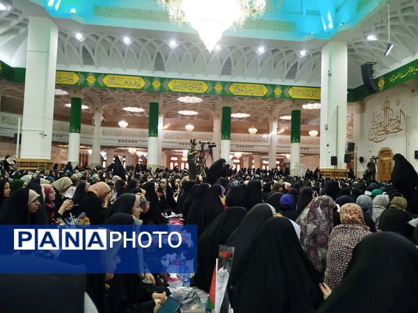 اجتماع دختران دانشجو در حرم مطهر حضرت معصومه (س) به مناسبت روز دختر  