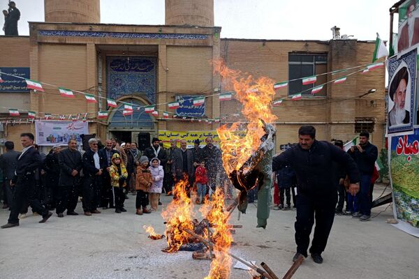 دانش‌آموزان دالاهو در راهپیمایی ۲۲ بهمن غوغا کردند