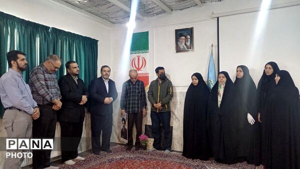 دیدار مسئولان آموزش و پرورش با خانواده شهدا، یادبودی برای بزرگداشت شخصیت‌های والای وطن