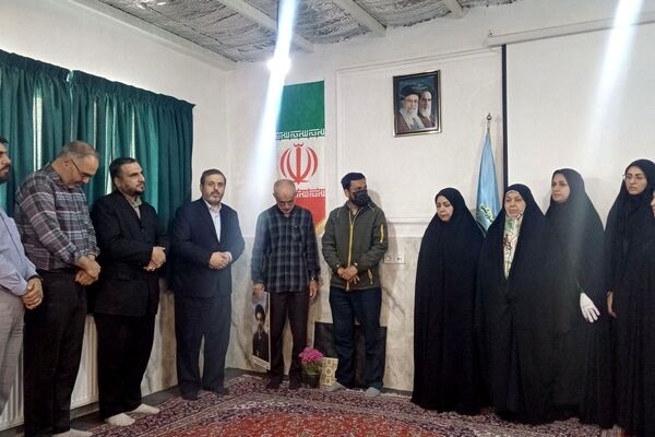 دیدار مسئولان آموزش و پرورش با خانواده شهدا، یادبودی برای بزرگداشت شخصیت‌های والای وطن