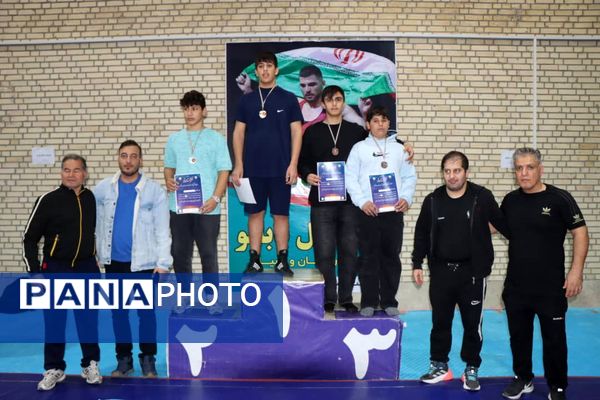 قهرمانی نونهالان و نوجوانان رباط‌کریم در رقابت‌های کشتی