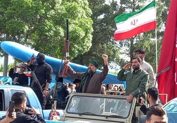 حضور پرشور دانش‌آموزان و فرهنگیان کرمانشاه در راهپیمایی «جان‌فدای ایران» 