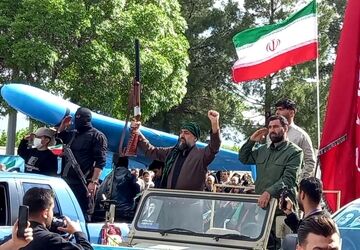 حضور پرشور دانش‌آموزان و فرهنگیان کرمانشاه در راهپیمایی «جان‌فدای ایران» 
