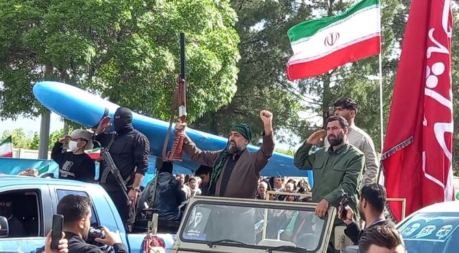 حضور پرشور دانش‌آموزان و فرهنگیان کرمانشاه در راهپیمایی «جان‌فدای ایران» 
