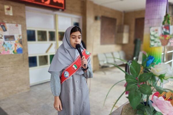 هم صدایی نسل آینده با انقلاب در مدرسه کودک مسلمان قرچک