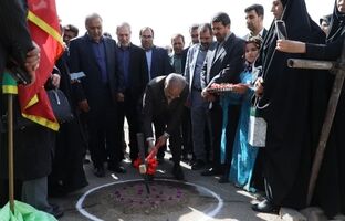 کلنگ احداث نمازخانه مدرسه معلم اسدآباد به زمین زده شد