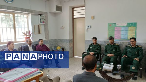 بازدید فرمانده بسیج دانش آموزی از دبیرستان شاهد صاحب الزمان 